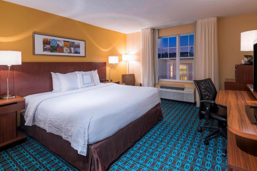 King Room with 1 King Bed interior