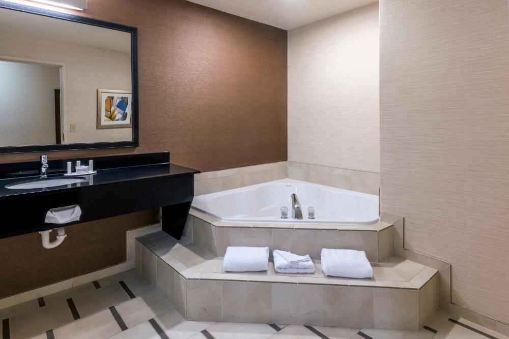 King Room with Spa Bath interior